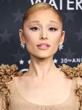 Ariana Grande Butera 'nın Dior elbisesi ve Jimmy Choo ayakkabıları, 7 Şubat 2025' te Santa Monica, Los Angeles, Kaliforniya, ABD 'de düzenlenen 30. Yıllık Eleştirmenler Seçimi Hangarı' na ulaştı..