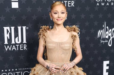 Ariana Grande Butera 'nın Dior elbisesi ve Jimmy Choo ayakkabıları, 7 Şubat 2025' te Santa Monica, Los Angeles, Kaliforniya, ABD 'de düzenlenen 30. Yıllık Eleştirmenler Seçimi Hangarı' na ulaştı..