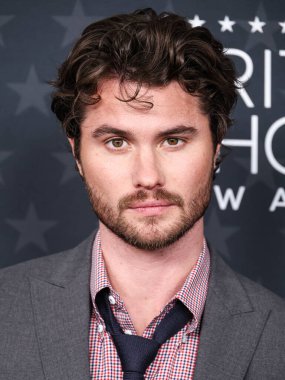 Chase Stokes, 7 Şubat 2025 'te The Barker Hangar' da düzenlenen 30. Yıllık Eleştirmenler Seçimi Ödülleri 'ne geliyor..