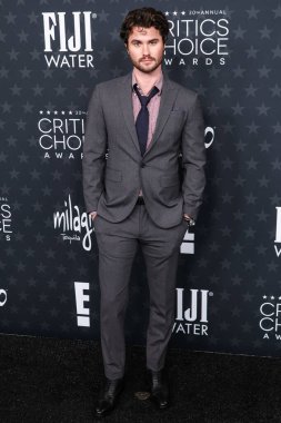 Chase Stokes, 7 Şubat 2025 'te The Barker Hangar' da düzenlenen 30. Yıllık Eleştirmenler Seçimi Ödülleri 'ne geliyor..