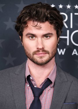 Chase Stokes, 7 Şubat 2025 'te The Barker Hangar' da düzenlenen 30. Yıllık Eleştirmenler Seçimi Ödülleri 'ne geliyor..