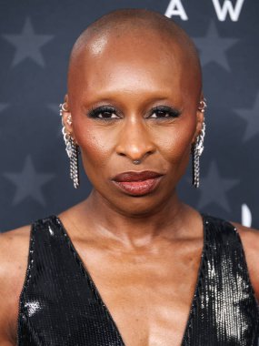 Giorgio Armani Prive elbisesi giyen Cynthia Erivo, 7 Şubat 2025 'te Santa Monica, Los Angeles, Kaliforniya, ABD' de düzenlenen 30. Yıllık Eleştirmenler Seçimi Hangarı 'na geldi.. 