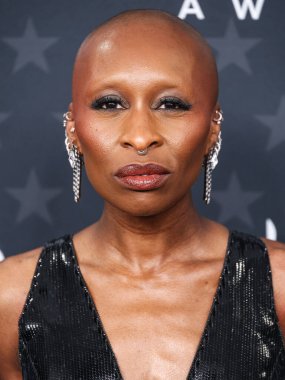 Giorgio Armani Prive elbisesi giyen Cynthia Erivo, 7 Şubat 2025 'te Santa Monica, Los Angeles, Kaliforniya, ABD' de düzenlenen 30. Yıllık Eleştirmenler Seçimi Hangarı 'na geldi.. 