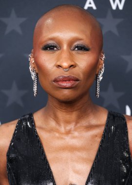 Giorgio Armani Prive elbisesi giyen Cynthia Erivo, 7 Şubat 2025 'te Santa Monica, Los Angeles, Kaliforniya, ABD' de düzenlenen 30. Yıllık Eleştirmenler Seçimi Hangarı 'na geldi.. 