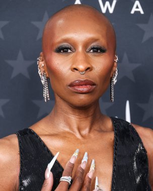Giorgio Armani Prive elbisesi giyen Cynthia Erivo, 7 Şubat 2025 'te Santa Monica, Los Angeles, Kaliforniya, ABD' de düzenlenen 30. Yıllık Eleştirmenler Seçimi Hangarı 'na geldi.. 