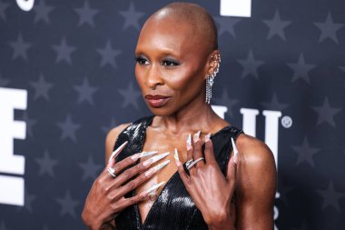 Giorgio Armani Prive elbisesi giyen Cynthia Erivo, 7 Şubat 2025 'te Santa Monica, Los Angeles, Kaliforniya, ABD' de düzenlenen 30. Yıllık Eleştirmenler Seçimi Hangarı 'na geldi.. 