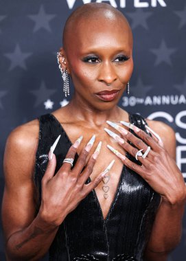 Giorgio Armani Prive elbisesi giyen Cynthia Erivo, 7 Şubat 2025 'te Santa Monica, Los Angeles, Kaliforniya, ABD' de düzenlenen 30. Yıllık Eleştirmenler Seçimi Hangarı 'na geldi.. 