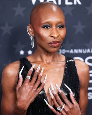 Giorgio Armani Prive elbisesi giyen Cynthia Erivo, 7 Şubat 2025 'te Santa Monica, Los Angeles, Kaliforniya, ABD' de düzenlenen 30. Yıllık Eleştirmenler Seçimi Hangarı 'na geldi.. 