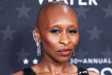 Giorgio Armani Prive elbisesi giyen Cynthia Erivo, 7 Şubat 2025 'te Santa Monica, Los Angeles, Kaliforniya, ABD' de düzenlenen 30. Yıllık Eleştirmenler Seçimi Hangarı 'na geldi.. 