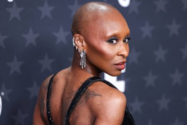 Giorgio Armani Prive elbisesi giyen Cynthia Erivo, 7 Şubat 2025 'te Santa Monica, Los Angeles, Kaliforniya, ABD' de düzenlenen 30. Yıllık Eleştirmenler Seçimi Hangarı 'na geldi.. 