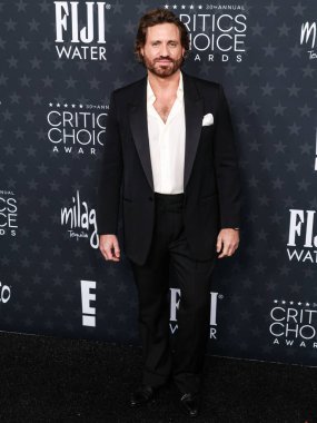 Edgar Ramirez, 7 Şubat 2025 'te Santa Monica, Los Angeles, Kaliforniya' da düzenlenen Barker Hangarı 'nda düzenlenen 30. Yıllık Eleştirmenler Seçimi Ödülleri' ne geliyor..