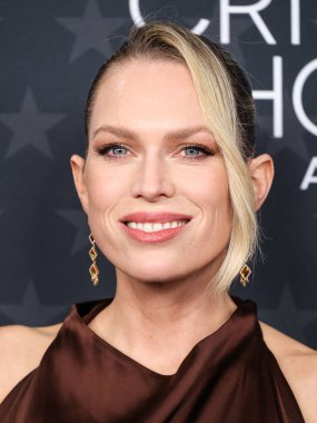 Petar Petrov elbisesi giyen Erin Foster, 7 Şubat 2025 'te Santa Monica, Los Angeles, Kaliforniya, ABD' de düzenlenen The Barker Hangar 'da düzenlenen 30. Yıllık Eleştirmenler Seçimi Ödüllerine geldi..