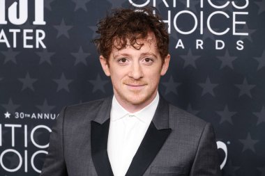 Emporio Armani giyen Ethan Slater, 7 Şubat 2025 'te Santa Monica, Los Angeles, Kaliforniya, ABD' de düzenlenen The Barker Hangar 'da düzenlenen 30. Yıllık Eleştirmenler Seçimi Ödüllerine ulaştı.. 