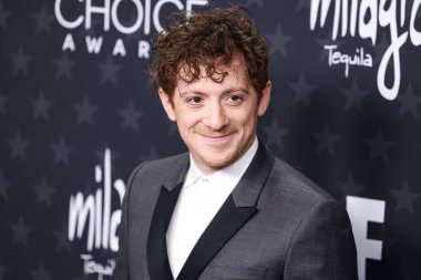 Emporio Armani giyen Ethan Slater, 7 Şubat 2025 'te Santa Monica, Los Angeles, Kaliforniya, ABD' de düzenlenen The Barker Hangar 'da düzenlenen 30. Yıllık Eleştirmenler Seçimi Ödüllerine ulaştı.. 