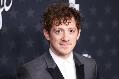 Emporio Armani giyen Ethan Slater, 7 Şubat 2025 'te Santa Monica, Los Angeles, Kaliforniya, ABD' de düzenlenen The Barker Hangar 'da düzenlenen 30. Yıllık Eleştirmenler Seçimi Ödüllerine ulaştı.. 