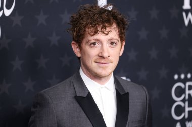 Emporio Armani giyen Ethan Slater, 7 Şubat 2025 'te Santa Monica, Los Angeles, Kaliforniya, ABD' de düzenlenen The Barker Hangar 'da düzenlenen 30. Yıllık Eleştirmenler Seçimi Ödüllerine ulaştı.. 