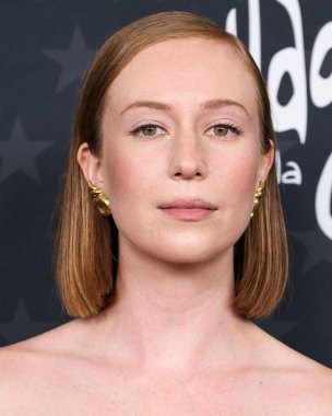 Özel giyinen Hannah Einbinder, 7 Şubat 2025 'te Santa Monica, Los Angeles, Kaliforniya, ABD' de düzenlenen The Barker Hangar 'da düzenlenen 30. Yıllık Eleştirmenler Seçimi Ödülüne ulaştı..