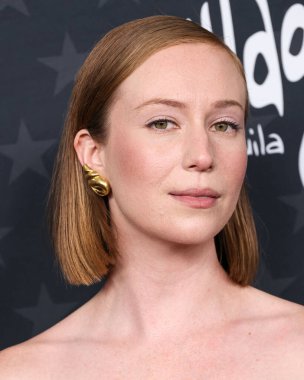 Özel giyinen Hannah Einbinder, 7 Şubat 2025 'te Santa Monica, Los Angeles, Kaliforniya, ABD' de düzenlenen The Barker Hangar 'da düzenlenen 30. Yıllık Eleştirmenler Seçimi Ödülüne ulaştı..