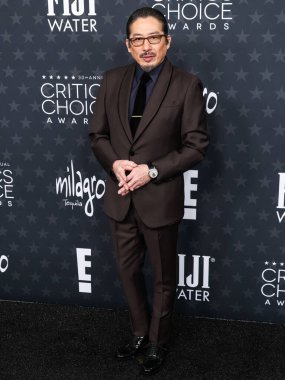 Giorgio Armani giyimli Hiroyuki Sanada, 7 Şubat 2025 'te Santa Monica, Los Angeles, Kaliforniya, ABD' de düzenlenen The Barker Hangar 'da düzenlenen 30. Yıllık Eleştirmenler Seçimi Ödüllerine ulaştı..