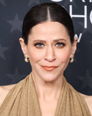 Rhea Costa kılığında Jackie Tohn, 7 Şubat 2025 'te Santa Monica, Los Angeles, Kaliforniya, ABD' de düzenlenen The Barker Hangar 'da düzenlenen 30. Yıllık Eleştirmenler Seçimi Ödülüne geldi..