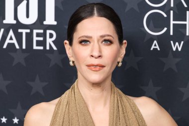 Rhea Costa kılığında Jackie Tohn, 7 Şubat 2025 'te Santa Monica, Los Angeles, Kaliforniya, ABD' de düzenlenen The Barker Hangar 'da düzenlenen 30. Yıllık Eleştirmenler Seçimi Ödülüne geldi.. 