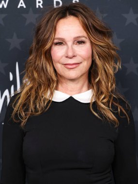 Jennifer Grey, 7 Şubat 2025 'te The Barker Hangar' da düzenlenen 30. Yıllık Eleştirmenler Seçimi Ödülleri 'ne geliyor..