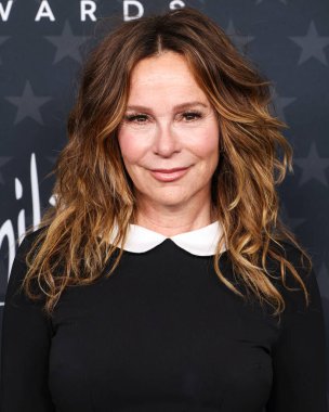 Jennifer Grey, 7 Şubat 2025 'te The Barker Hangar' da düzenlenen 30. Yıllık Eleştirmenler Seçimi Ödülleri 'ne geliyor..