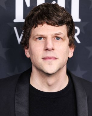 Dior 'u giyen Jesse Eisenberg, 7 Şubat 2025' te Santa Monica, Los Angeles, Kaliforniya, ABD 'de düzenlenen The Barker Hangar' da düzenlenen 30. Yıllık Eleştirmenler Seçimi Ödülleri 'ne geldi..