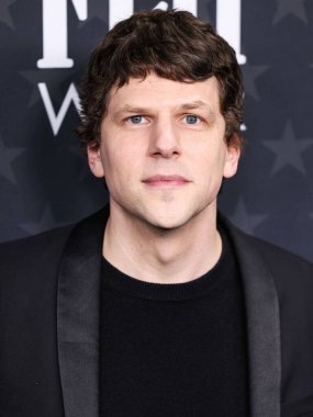 Dior 'u giyen Jesse Eisenberg, 7 Şubat 2025' te Santa Monica, Los Angeles, Kaliforniya, ABD 'de düzenlenen The Barker Hangar' da düzenlenen 30. Yıllık Eleştirmenler Seçimi Ödülleri 'ne geldi..