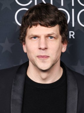 Dior 'u giyen Jesse Eisenberg, 7 Şubat 2025' te Santa Monica, Los Angeles, Kaliforniya, ABD 'de düzenlenen The Barker Hangar' da düzenlenen 30. Yıllık Eleştirmenler Seçimi Ödülleri 'ne geldi..