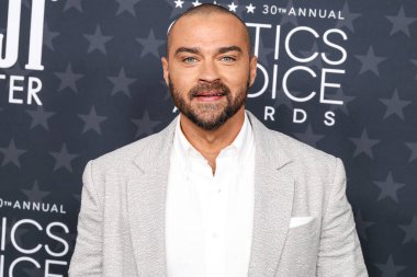 Jesse Williams, 7 Şubat 2025 'te The Barker Hangar' da düzenlenen 30. Yıllık Eleştirmenler Seçimi Ödülleri 'ne geliyor..