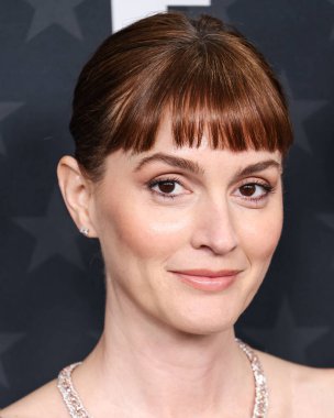 Dior giyen Leighton Meester, 7 Şubat 2025 'te Santa Monica, Los Angeles, Kaliforniya, ABD' de düzenlenen The Barker Hangar 'da düzenlenen 30. Yıllık Eleştirmenler Seçimi Ödüllerine ulaştı.. 