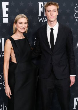 Naomi Watts ve oğlu Sasha Schreiber, 7 Şubat 2025 'te Santa Monica, Los Angeles, Kaliforniya, ABD' de düzenlenen Barker Hangar 'da düzenlenen 30. Yıllık Eleştirmenler Seçimi Ödülleri' ne geldiler..