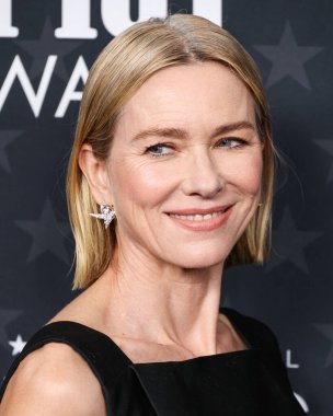 Naomi Watts, 7 Şubat 2025 'te The Barker Hangar' da düzenlenen 30. Yıllık Eleştirmenler Seçimi Ödülleri 'ne geliyor..