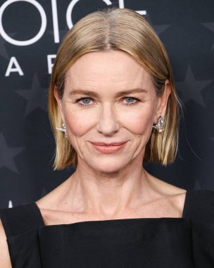 Naomi Watts, 7 Şubat 2025 'te The Barker Hangar' da düzenlenen 30. Yıllık Eleştirmenler Seçimi Ödülleri 'ne geliyor..
