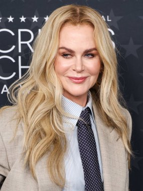 Omega saati takan Nicole Kidman, 7 Şubat 2025 'te Santa Monica, Los Angeles, Kaliforniya, ABD' de düzenlenen The Barker Hangar 'da düzenlenen 30. Yıllık Eleştirmenler Seçimi Ödülüne geldi.. 