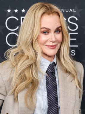 Omega saati takan Nicole Kidman, 7 Şubat 2025 'te Santa Monica, Los Angeles, Kaliforniya, ABD' de düzenlenen The Barker Hangar 'da düzenlenen 30. Yıllık Eleştirmenler Seçimi Ödülüne geldi.. 