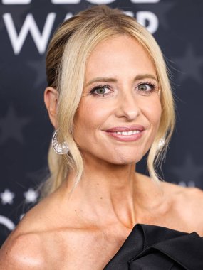 Sarah Michelle Gellar 'ın üzerinde Oscar de la Renta elbisesi, Jimmy Choo ayakkabıları ve Kavant ve Sharart and Yeprem' in mücevherleri, 7 Şubat 2025 'te Barker Hangar' da düzenlenen 30.