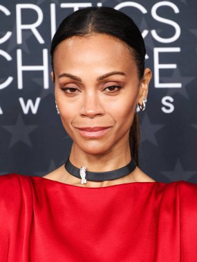 Özel bir Saint Laurent elbisesi ve Cartier mücevheri giyen Zoe Saldana, 7 Şubat 2025 'te Santa Monica, Los Angeles, Kaliforniya, ABD' de düzenlenen 30. Yıllık Eleştirmenler Seçimi Hangarı 'na geldi.. 