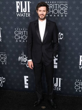 Christian Louboutin ayakkabılarıyla Dior giyen Adam Brody, 7 Şubat 2025 'te Santa Monica, Los Angeles, Kaliforniya, ABD' de düzenlenen The Barker Hangar 'da düzenlenen 30. Yıllık Eleştirmenler Seçimi Ödülüne ulaştı..