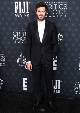 Christian Louboutin ayakkabılarıyla Dior giyen Adam Brody, 7 Şubat 2025 'te Santa Monica, Los Angeles, Kaliforniya, ABD' de düzenlenen The Barker Hangar 'da düzenlenen 30. Yıllık Eleştirmenler Seçimi Ödülüne ulaştı..