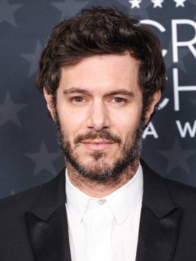 Christian Louboutin ayakkabılarıyla Dior giyen Adam Brody, 7 Şubat 2025 'te Santa Monica, Los Angeles, Kaliforniya, ABD' de düzenlenen The Barker Hangar 'da düzenlenen 30. Yıllık Eleştirmenler Seçimi Ödülüne ulaştı..