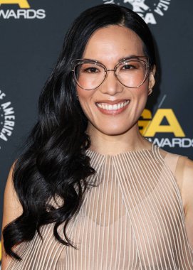 Iris Van Herpen SS18 Couture giyen Ali Wong, 8 Şubat 2025 'te Beverly Hilton Hotel' de düzenlenen 77. Geleneksel Amerikan Yönetmenler Birliği Ödülleri 'ne geldi..