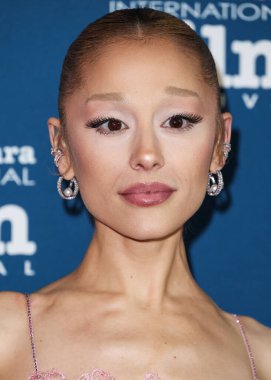 Ariana Grande Butera, Arlington Tiyatrosu 'nda düzenlenen 40. Santa Barbara Uluslararası Film Festivali sırasında 9 Şubat 2025' te ABD 'nin Kaliforniya eyaletinin Santa Barbara kentinde Virtuosos Ödülüne layık görüldü..