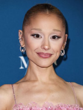 Ariana Grande Butera, Arlington Tiyatrosu 'nda düzenlenen 40. Santa Barbara Uluslararası Film Festivali sırasında 9 Şubat 2025' te ABD 'nin Kaliforniya eyaletinin Santa Barbara kentinde Virtuosos Ödülüne layık görüldü..