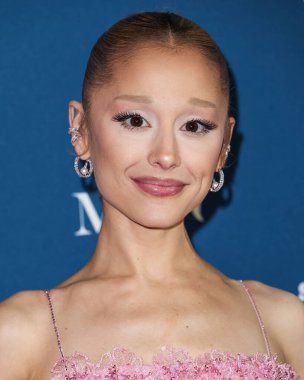 Ariana Grande Butera, Arlington Tiyatrosu 'nda düzenlenen 40. Santa Barbara Uluslararası Film Festivali sırasında 9 Şubat 2025' te ABD 'nin Kaliforniya eyaletinin Santa Barbara kentinde Virtuosos Ödülüne layık görüldü..