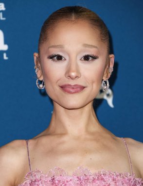 Ariana Grande Butera, Arlington Tiyatrosu 'nda düzenlenen 40. Santa Barbara Uluslararası Film Festivali sırasında 9 Şubat 2025' te ABD 'nin Kaliforniya eyaletinin Santa Barbara kentinde Virtuosos Ödülüne layık görüldü..