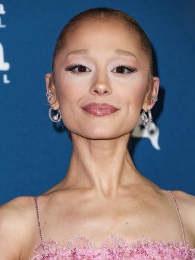 Ariana Grande Butera, Arlington Tiyatrosu 'nda düzenlenen 40. Santa Barbara Uluslararası Film Festivali sırasında 9 Şubat 2025' te ABD 'nin Kaliforniya eyaletinin Santa Barbara kentinde Virtuosos Ödülüne layık görüldü..