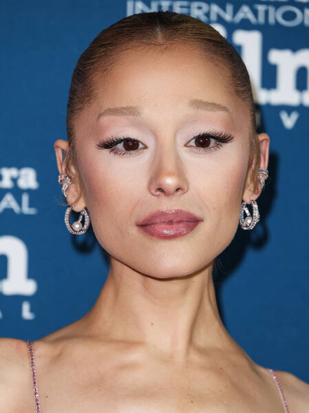 Ариана Гранде Бутера прибыла на премию Virtuosos Award во время 40-го Международного кинофестиваля в Санта-Барбаре в театре Арлингтон 9 февраля 2025 года в Санта-Барбаре, Калифорния, США.