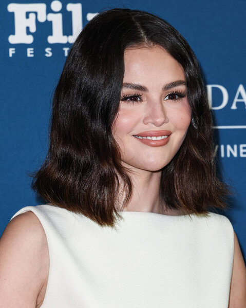 Селена Гомес прибыла на премию Virtuosos во время 40-го Международного кинофестиваля в Санта-Барбаре в театре Арлингтон 9 февраля 2025 года в Санта-Барбаре, Калифорния, США.